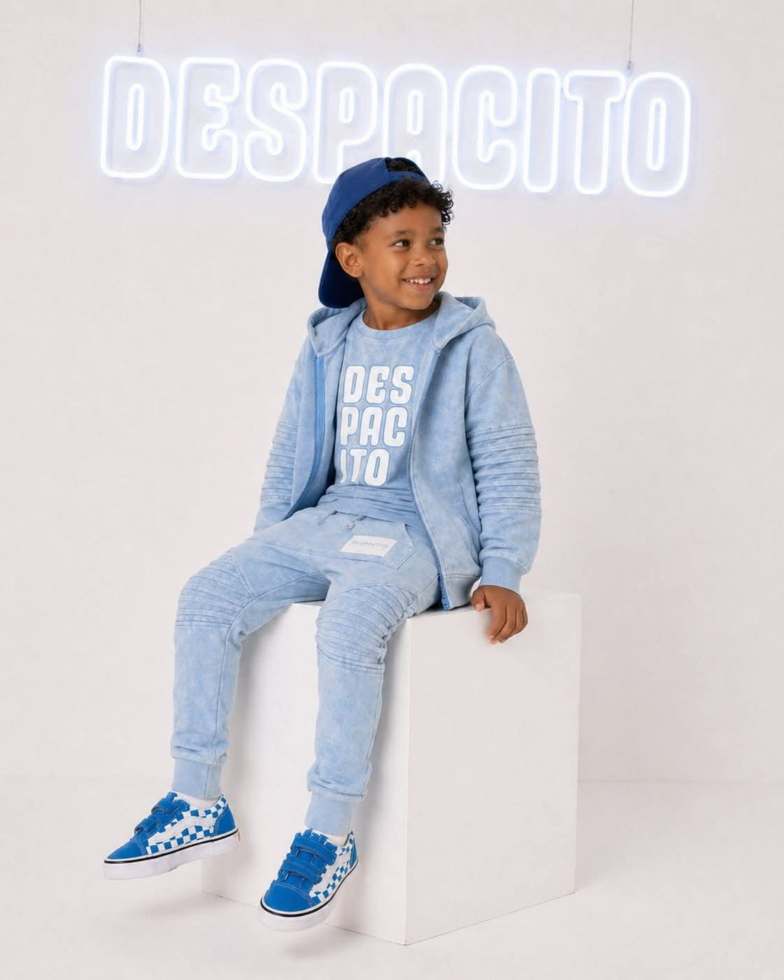 Bluza dekatyzowana z kapturem chłopięca niebieska Despacito 4148-29426-35